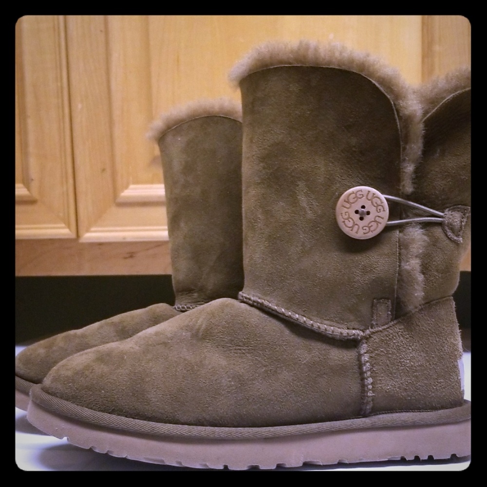 UGG Bailey Button Boots Size 7